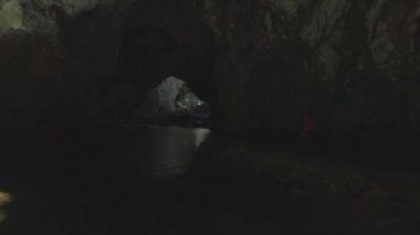 Anteni: şaşırtıcı doğal park mağarada yürürken kadın