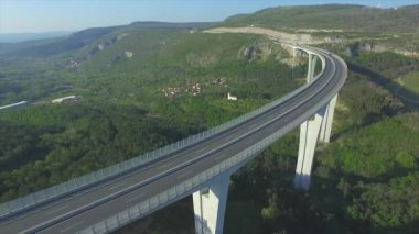 Hava: güneşli Avrupa'nın boş Viyadüğü üzerinde uçan