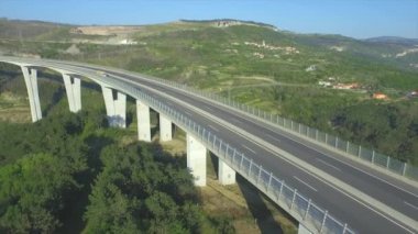 Anteni: bir viyadük karayolunda kargo taşıma konteyner kamyon