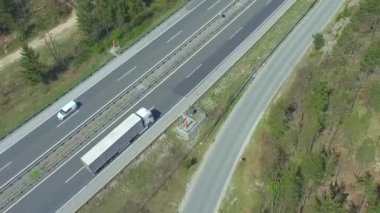 Hava: Bir karayolu üzerinde kargo taşıma kamyon