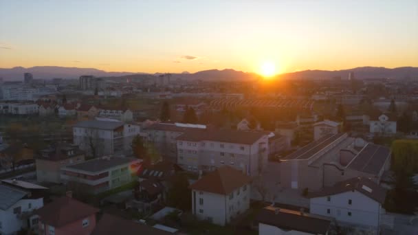 AERIAL: Sol del amanecer que brilla sobre la ciudad — Vídeo de stock
