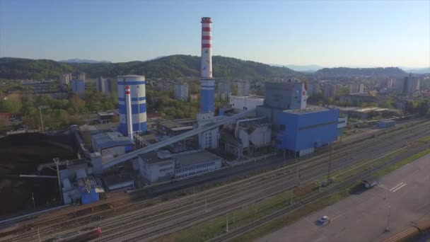 AERIAL: Comboio de carga que transporta a carga passa pela estação de aquecimento — Vídeo de Stock