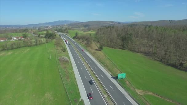 AÉRIAL : Voitures et camions qui roulent à toute vitesse sur l'autoroute — Video