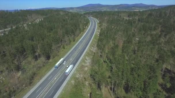 AÉRIAL : Voitures et camions accélérant sur l'autoroute 