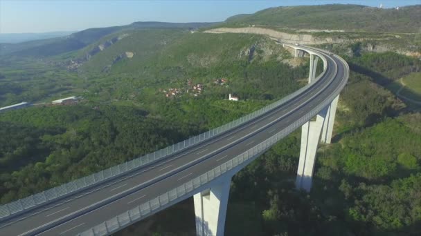 航空写真: 日当たりの良いヨーロッパの空の高架橋の上を飛んでください。 — ストック動画