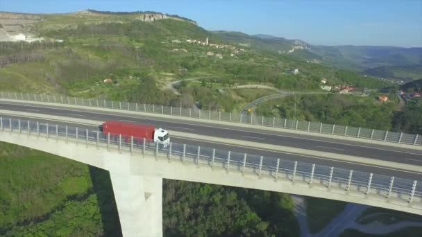 Luchtfoto: Vliegen boven vracht vrachtwagen vervoer van de lading op snelweg — Stockvideo