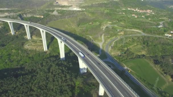 AÉRIAL : Camion de fret sur l'autoroute du viaduc 