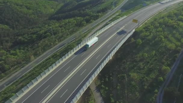 Anténa: Kontejner nákladních aut po prázdné dálnici