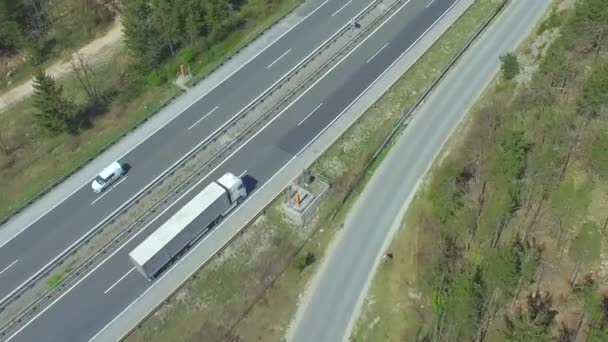 Antena: ciężarówka przewożąca ładunek na autostradzie — Wideo stockowe