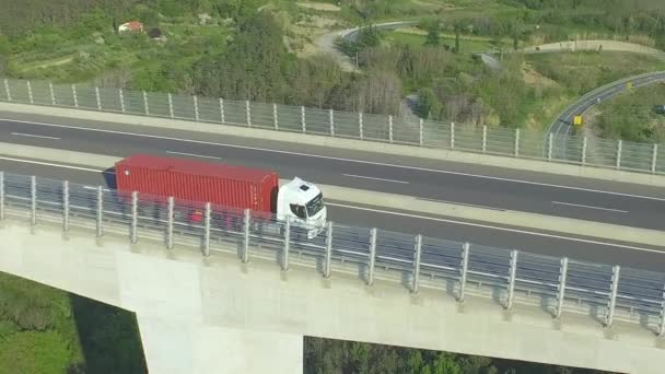 Anténa: Kontejner nákladních aut nad dálniční viadukt — Stock video