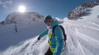 Taze kar dağ içinde toz yapıyor snowboard döner
