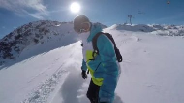 Bakırlı Kayak merkezinde pudrayı sürme snowboarder