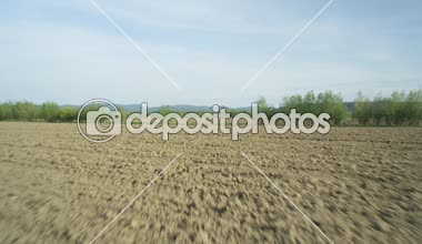 Hava: sürülmüş alanlar üzerinde erken ilkbaharda uçan