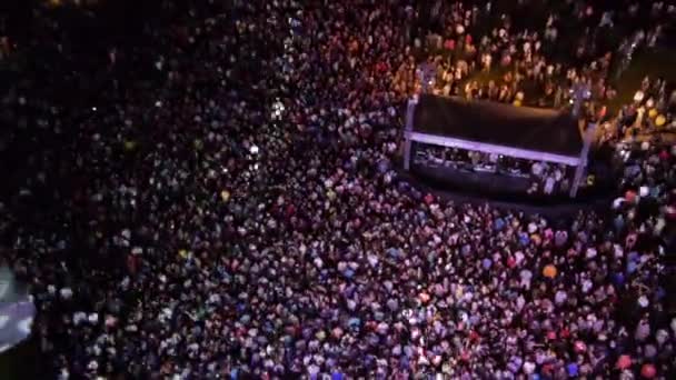 Antenne: Mensen feesten op een openlucht muziek concert — Stockvideo