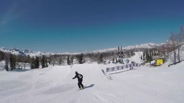 Slow Motion: Snowboarder springen over grote lucht kicker — Stockvideo