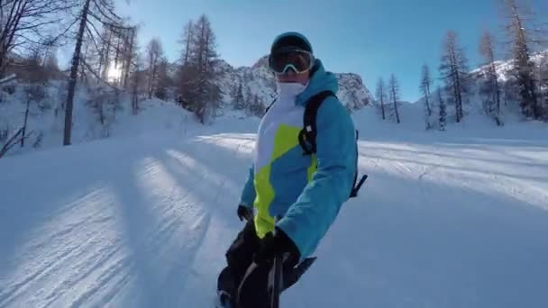 Selfie: Snowboarden beneden de skipiste in de zonnige winter — Stockvideo