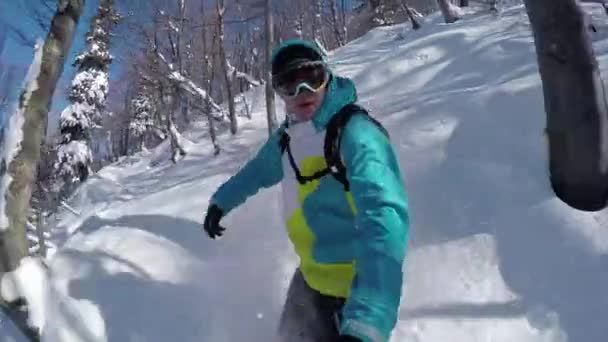 SELFIE: Polvo para montar snowboarder en el bosque de montaña nevado — Vídeos de Stock