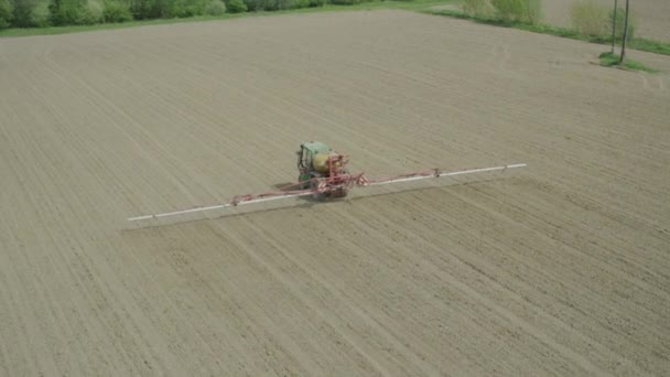 Antenne: Um den Traktor fliegen und das Feld düngen — Stockvideo