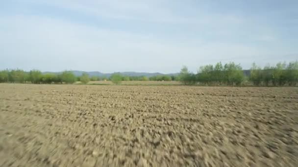 春先に耕した畑の上を空中: 飛んでください。 — ストック動画