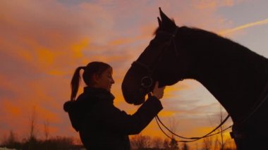 Ağır çekim: öpüşme ve atını okşayarak genç kadın
