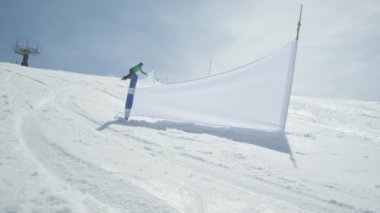 Ağır çekim: gates arasında slalom sürme yarışı snowboarder