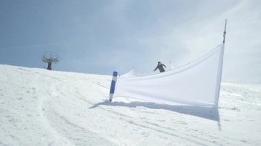 Ağır çekim portre: snowboard binme slalom yarışı