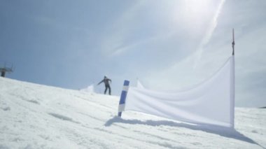 Ağır çekim: Profesyonel snowboard slalom eğitim Kayak merkezinde