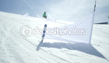 Ağır çekim: Slalom snowboard kapıları arasında yarış