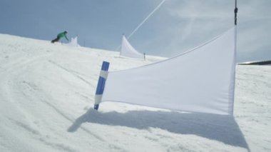 Ağır çekim: profesyonel yarış snowboard slalom sürme