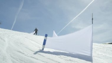 Ağır çekim yakın çekim: gates arasında slalom sürme yarış snowboard