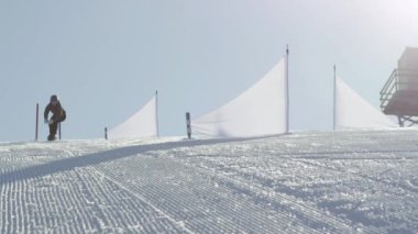 Ağır çekim: Yarış snowboard slalom bayrakları arasında binicilik başlar