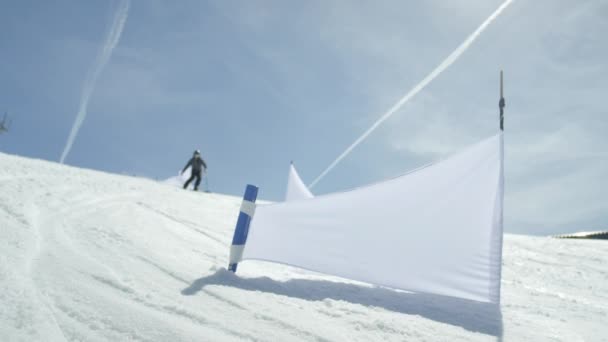 SLOW MOTION CLOSE UP : Course snowboarder slalom entre les portes — Video