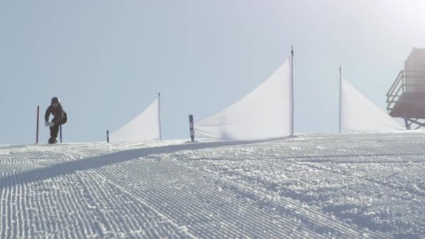 슬로우 모션: 레이스의 snowboarder 시작 깃발 사이 회전을 타고 — 비디오