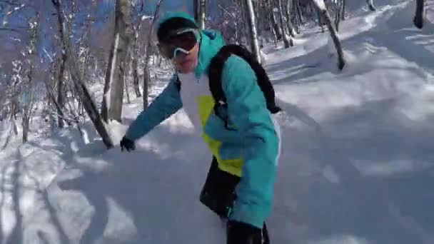 LOW MOTION SELFIE: snowboarder montando neve fresca no inverno ensolarado — Vídeo de Stock