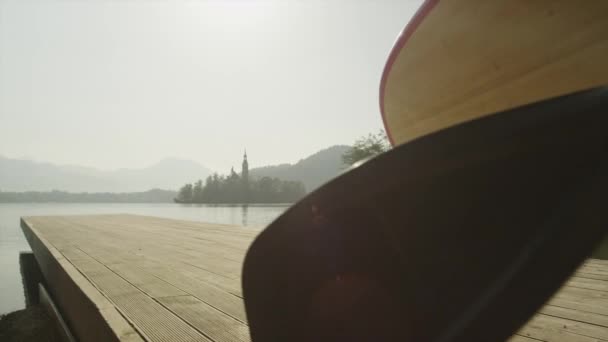 MOVIMIENTO Lento CERRAR: Chicas surfistas caminando por el muelle con tablas SUP — Vídeos de Stock