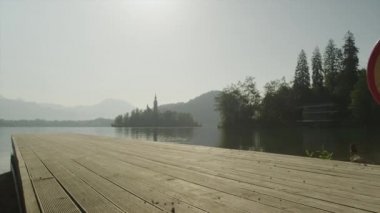 Slow Motion Close Up: Kadın Sup kurulu ile iskele boyunca yürüyor