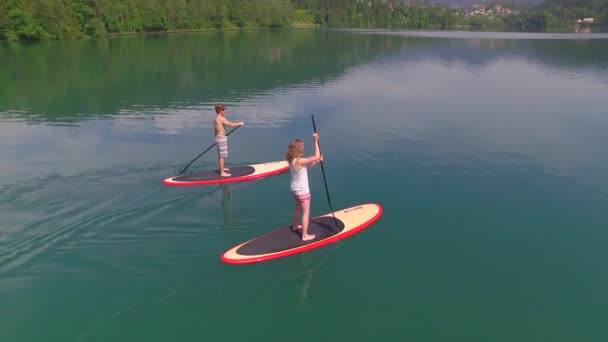 Полет вокруг молодой пары SUP посадки на свидание — стоковое видео