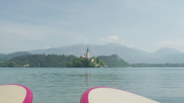 CLOSE-UP : Homme et femme se lèvent en pagayant sur les planches SUP — Video