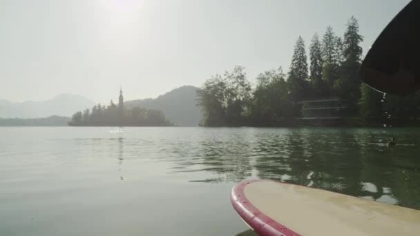 MOTION LENT : Femme debout pagayant sur SUP au lever du soleil — Video