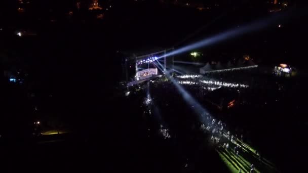 AERIAL: Multitud de personas bailando en un festival de música — Vídeos de Stock