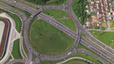 Hava zaman atlamalı: Otomobil ve kamyon otoyol dolambaçlı üzerinde acele