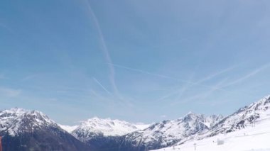 Uzun chemtrail satırları mavi gökyüzü her yerinde bırakarak uçaklar