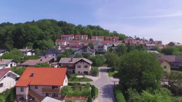 AERIAL: Voando sobre belo bairro suburbano de luxo — Vídeo de Stock