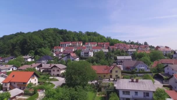 AERIAL: Casas suburbanas de lujo en una colina en el barrio de prestigio — Vídeo de stock