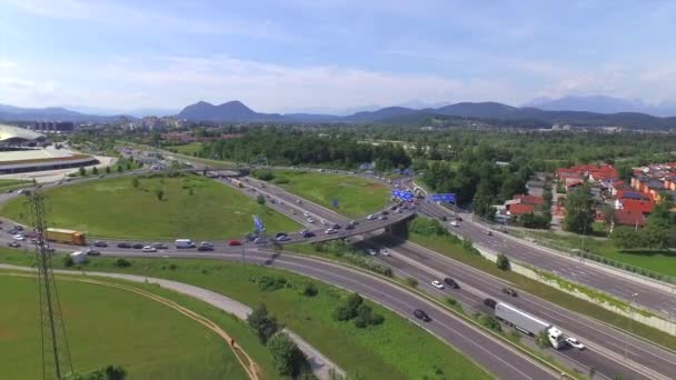 AERIAL: Busy highway roundabout at rush hour in big city — Stock Video