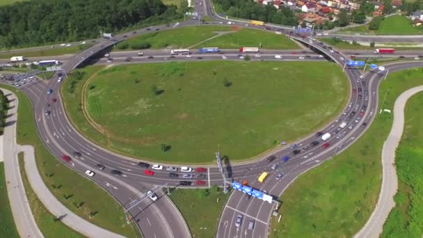 AÉRIEN : Grande intersection à plusieurs voies au carrefour routier 