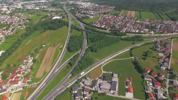 空中: 巨大的多车道公路交叉口 — 图库视频影像