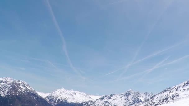 Uzak gökyüzünde chemtrails esen rüzgar — Stok video