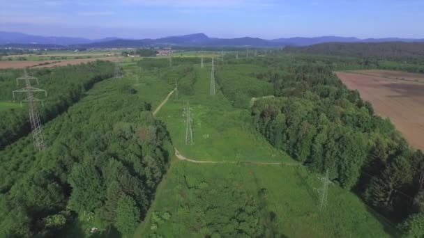 Antenn: Högspänning El torn och kraftledningar i naturen — Stockvideo