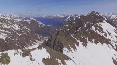 Havadan: Kayalık bir dağın tepesinden eriyen kar